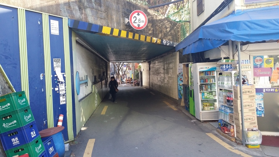 부산 부산진구 서면중 근처 부암동 마을 남동쪽 출입로. 철도 3개가 마을을 관통하고 있어 ‘철의 삼각지’로 불린다. 마을 출입로는 낮은 높이의 철도 굴다리다. 주민들은 오랫동안 철도 소음 등 불편을 겪어왔다. 김영동 기자