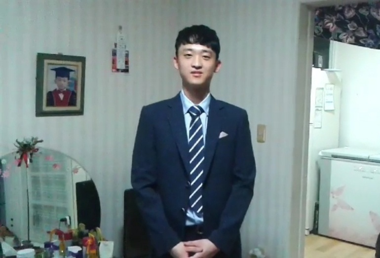 지난 11일 충남 태안화력발전소 기계에 끼어 숨진 하청노동자 김용균(24)씨의 생전 모습. 지난해 9월 김씨가 취업면접을 위해 마련한 정장을 입고 집에서 찍은 영상을 갈무리했다. 태안화력 시민대책위 제공