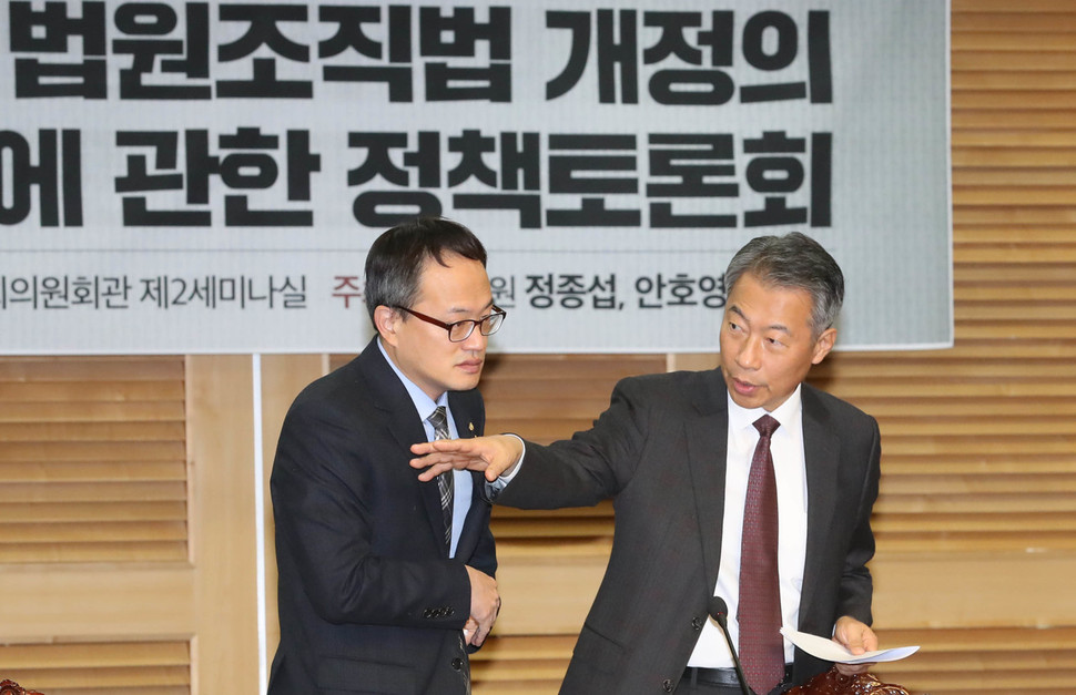 7일 오전 국회 의원회관에서 `법원조직법 개정의 바람직한 방향에 관한 정책토론회'가 열려 박주민 더불어민주당 의원과 정종섭 자유한국당 의원이 이야기나누고 있다. 신소영 기자 viator@hani.co.kr