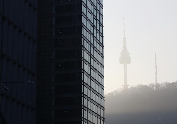 12월 17일 오전 서울 남산에서 바라본 서울 도심에 미세먼지가 가득하다. 연합뉴스