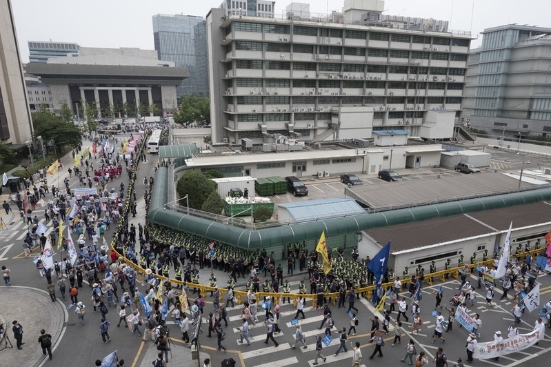 2017년 사드(THAAD·고고도미사일방어체계) 배치를 반대하는 집회에 참가한 시민들이 서울 종로구 주한미국대사관 주변을 행진하고 있다. 김성광 기자 flysg2@hani.co.kr