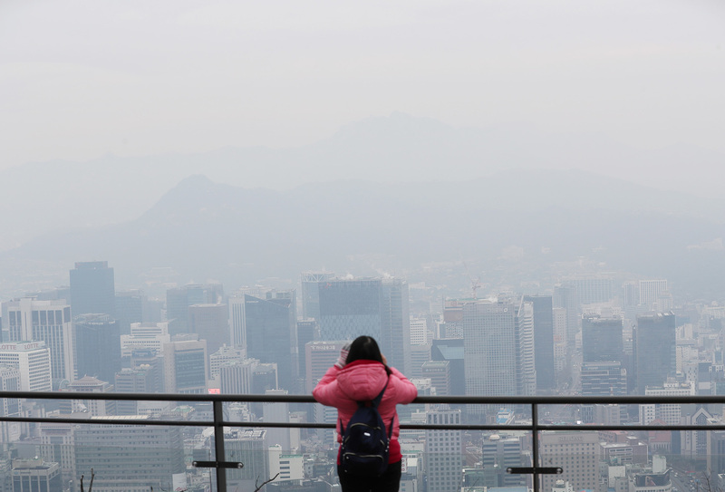 서울의 초미세먼지 농도가 ‘나쁨’을 보인 지난달 16일 오후 서울 남산에서 바라본 시내가 뿌옇다. 연합뉴스