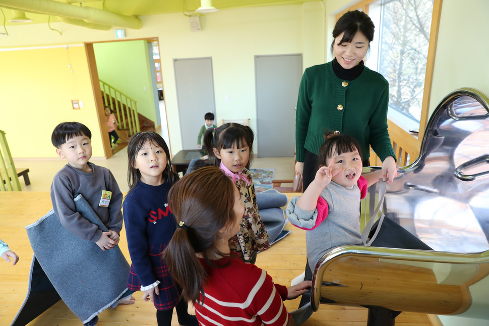 경기 시흥시 시흥ABC행복학습타운 내 국내 첫 공공형 실내놀이공간인 `숨쉬는 놀이터'에서 14일 오후 어린이들이 즐거운 시간을 보내고 있다. 미끄럼틀을 타려고 아이들이 줄을 서고 있다. 강창광 기자 chang@hani.co.kr