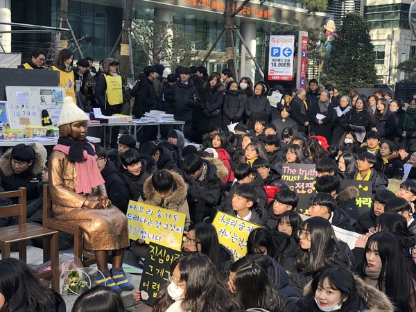 전주 우림중학교 학생들이 지난 12일 서울 광화문 일본대사관 앞 소녀상에서 열린 위안부 문제 해결을 위한 수요집회에 참가하고 있다. 사진 우림중 제공