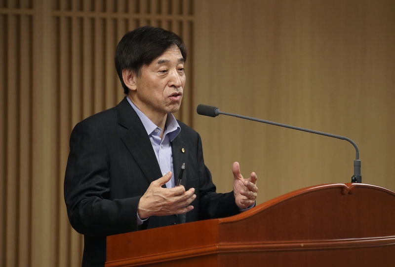 이주열 한국은행 총재가 18일 서울 한국은행 본관에서 열린 송년 기자간담회에서 발언하고 있다. 이 총재는 “각 경제주체들은 자신의 이익만을 앞세운다면 장기적으로 그 이익도 지켜낼 수 없다는 점을 인식해야 한다”고 얘기했지만, 구체적으로 무엇을 염두에 둔 발언이냐는 질문에는 “원칙적인 얘기”라며 비켜나갔다. 한국은행 제공