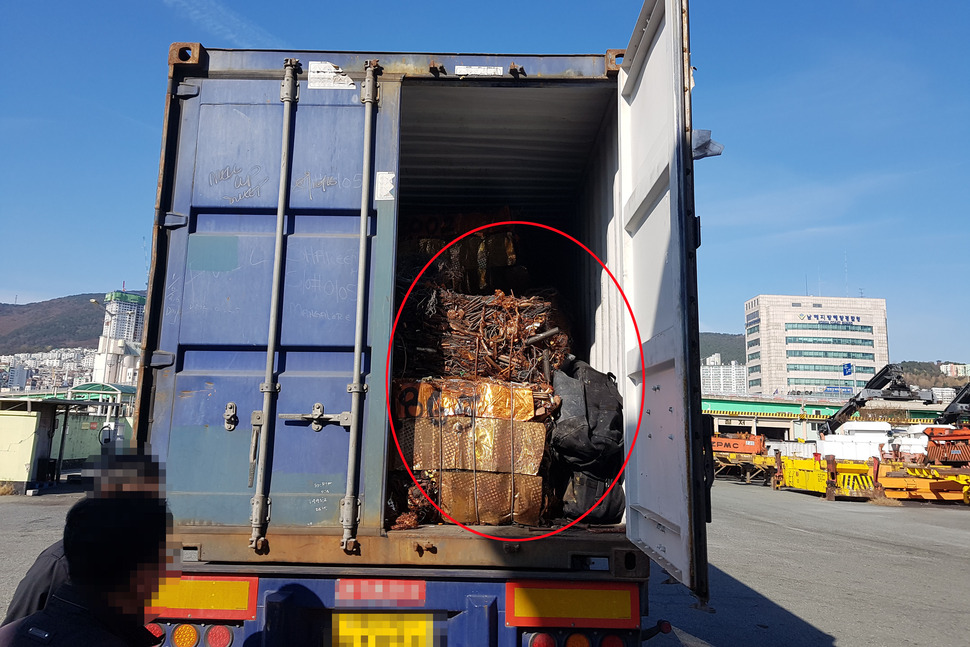 부산항에서 환적해 중국으로 출발하려던 컨테이너에서 부산항 개항 이래 최대 규모 코카인이 적발됐다. 부산본부세관은 지난달 15일 부산 북항에서 하역해 부산신항으로 이동하려던 컨테이너에서 시가 1천900억원 상당 코카인 63.88㎏을 발견했다고 17일 밝혔다. 코카인은 동(銅) 스크랩 속에 숨겨진 검은 가방에 들어있었다. 2018.12.17 [부산본부세관 제공] 연합뉴스