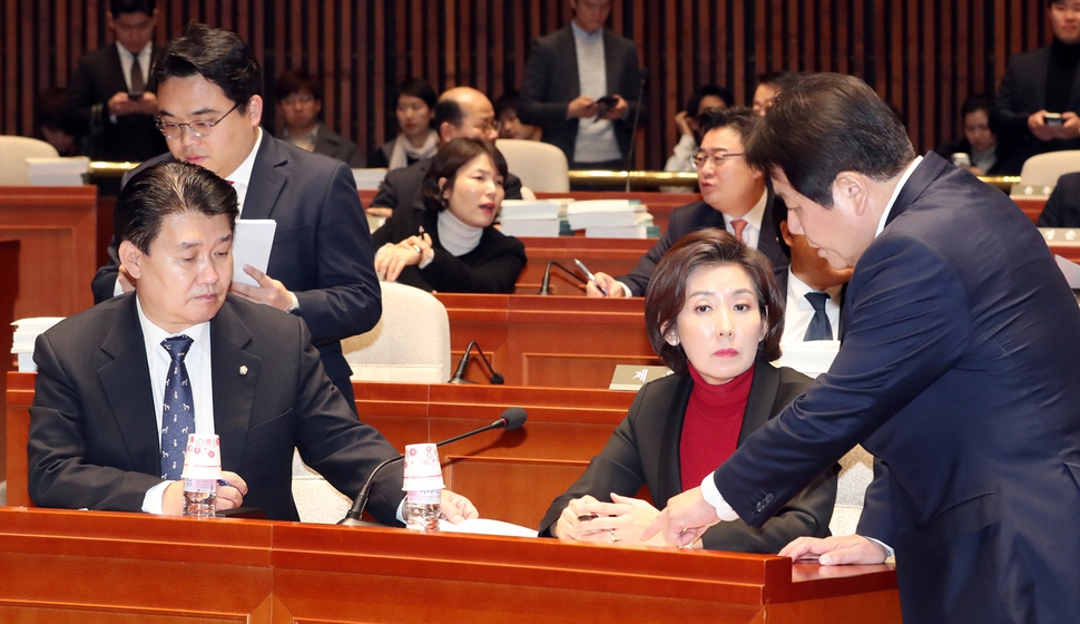 나경원 자유한국당 원내대표가 19일 오후 국회에서 열린 의원총회에서 정양석 신임 원내수석부대표와 정용기 정책위의장과 대화하고 있다. 김경호 선임기자 jijae@hani.co.kr