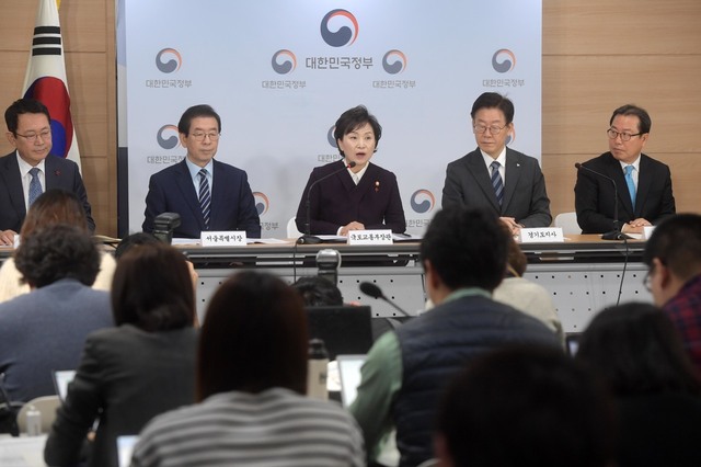 김현미 국토교통부 장관이 19일 서울 종로구 정부서울청사 브리핑룸에서 2차 수도권 주택공급 계획 및 수도권 광역교통망 개선방안을 발표하고 있다. 왼쪽부터 박남춘 인천시장, 박원순 서울시장, 김 장관, 이재명 경기도지사, 조광한 남양주시장. 공동취재사진