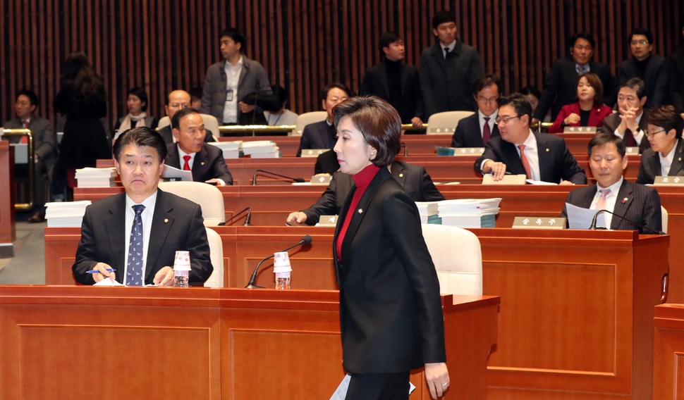 나경원 자유한국당 원내대표가 19일 오후 국회에서 열린 의원총회에서 발언대로 향하고 있다. 김경호 선임기자 jijae@hani.co.kr