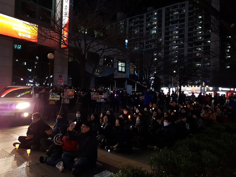 19일 저녁 대구 달서구 이곡동 국민연금네거리 인도에서 주민 100여명이 폐목재를 태우는 열병합발전소 건설에 반대하는 촛불 집회를 하고 있다. 김일우 기자 cooly@hani.co.kr