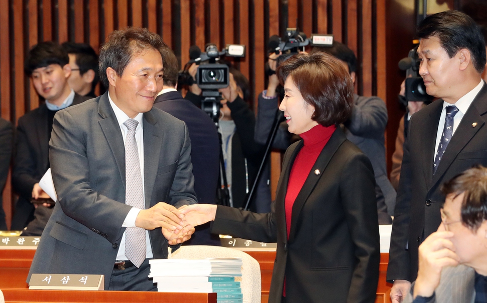 나경원 자유한국당 원내대표가 19일 오후 국회에서 열린 의원총회에서 이학재 의원과 인사하고 있다. 김경호 선임기자 jijae@hani.co.kr