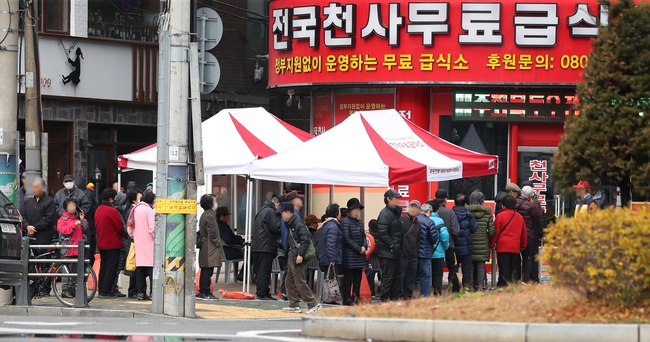 경기가 나빠지면서 점심을 해결하기 위해 서울 동작구 무료급식소를 찾는 이들의 발길이 이어졌다. 연합뉴스