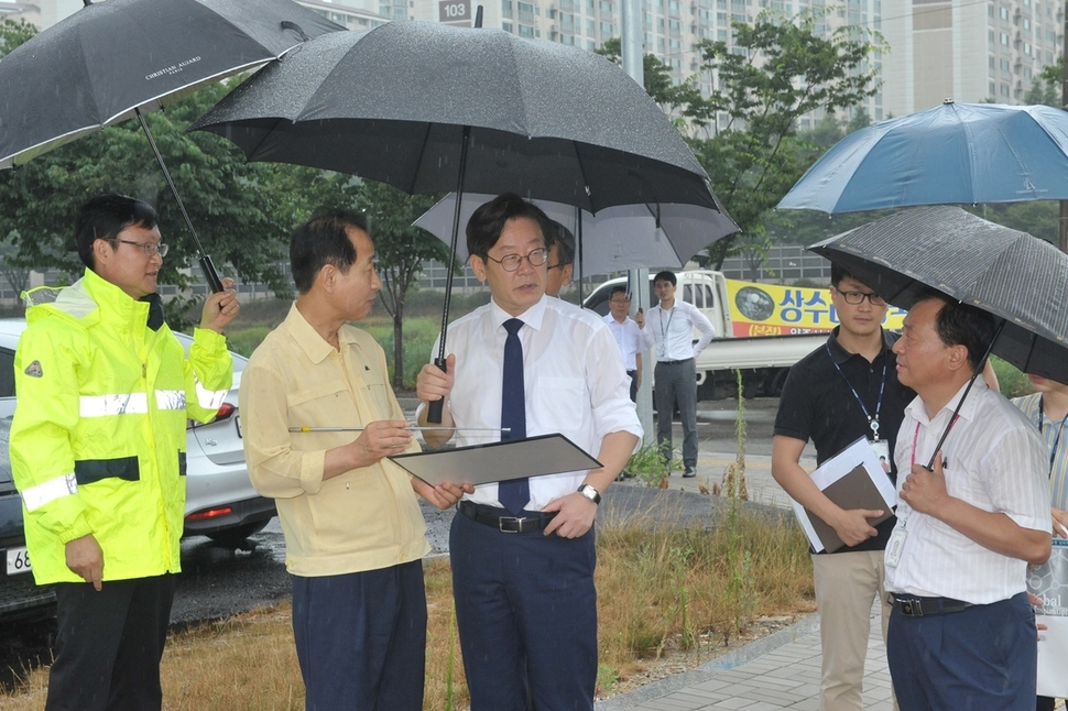 이재명 경기도지사(가운데)가 지난 8월 경기도 양주시와 동두천시 사이의 축사 악취 갈등 현장을 찾아 해결방안을 모색하고 있다. 경기도 제공