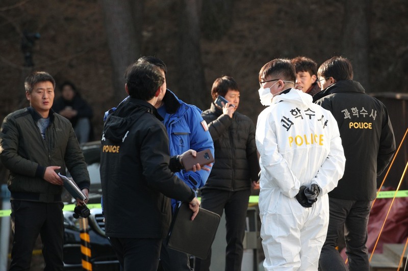 19일 오전 강릉 아라레이크 펜션에서 고등학생 10명이 사상한 사고를 조사하는 경찰이 두 번째 현장 감식을 준비하고 있다. 강릉/ 김봉규 선임기자 bong9@hani.co.kr