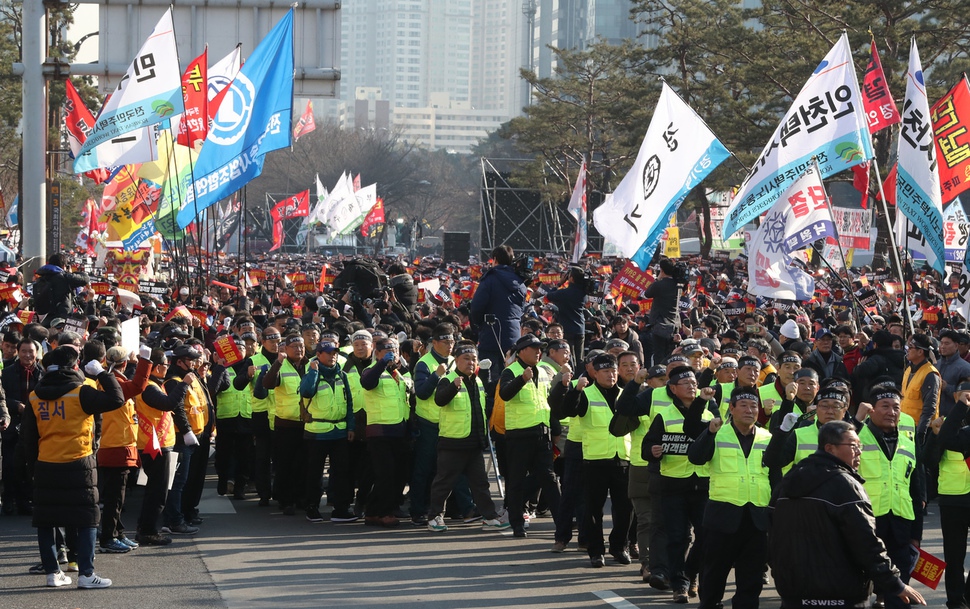 전국택시노조 등 택시 4개 단체 회원들이 20일 국회 앞에서 ‘카카오 카풀 반대 3차 집회’를 열어 ‘여객법 개정’을 촉구하는 구호를 외치고 있다. 박종식 기자