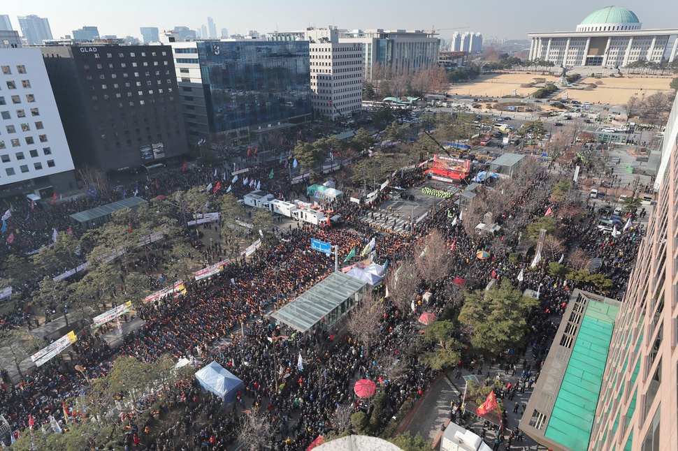 전국택시노조 등 택시 4개 단체 회원들이 20일 국회 앞에서 ‘카카오 카풀 반대 3차 집회’를 하고 있다. 백소아 기자 thanks@hani.co.kr