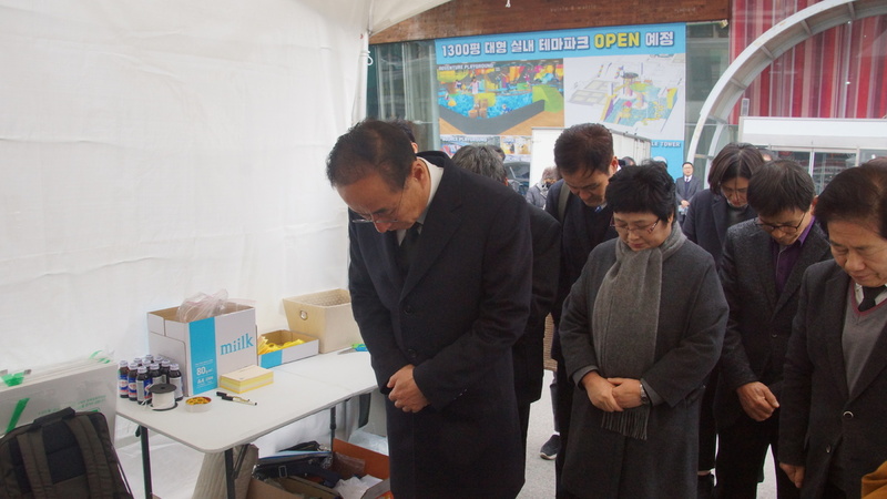 20일 오후 경북 구미시 원평동 구미역 광장에 차려진 고 김용군(24)씨의 분향소에 장세용 구미시장이 구미시의원들과 함께 조문을 하고 있다.