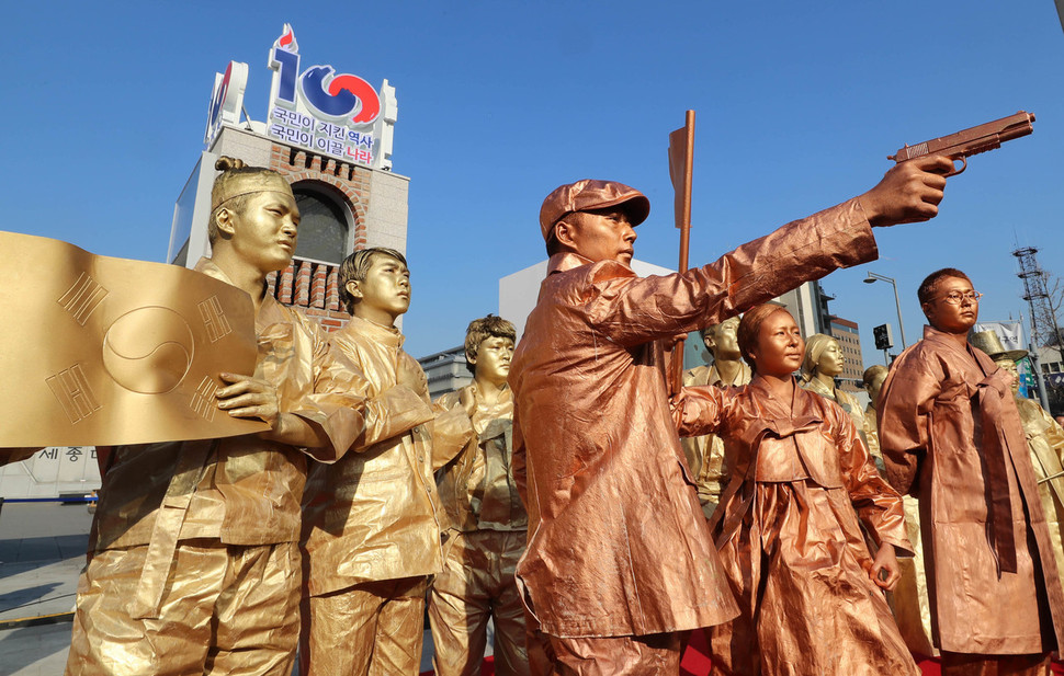 20일 오후 서울 광화문 광장에서 열린 3·1운동 및 대한민국임시정부 수립 100주년 기념사업 홍보탑 제막식에서 김구·안중근·유관순 등 순국선열을 재현한 동상 모델들이 행위극을 하고 있다. 신소영 기자 viator@hani.co.kr