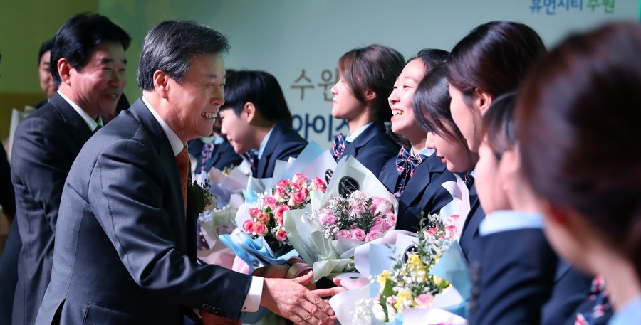 도종환 문화체육관광부 장관이 20일 수원시청 대강당에서 열린 국내 최초의 여자 실업팀인 수원시청 아이스하키팀 창단식에 참석해 선수들을 격려하고 있다. 문화체육관광부 제공