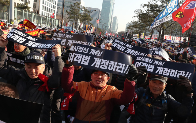 전국택시노조 등 4개 택시 단체 회원들이 20일 국회 앞에서 ‘카카오 카풀 반대 3차 집회’를 하고 있다. 백소아 기자 thanks@hani.co.kr