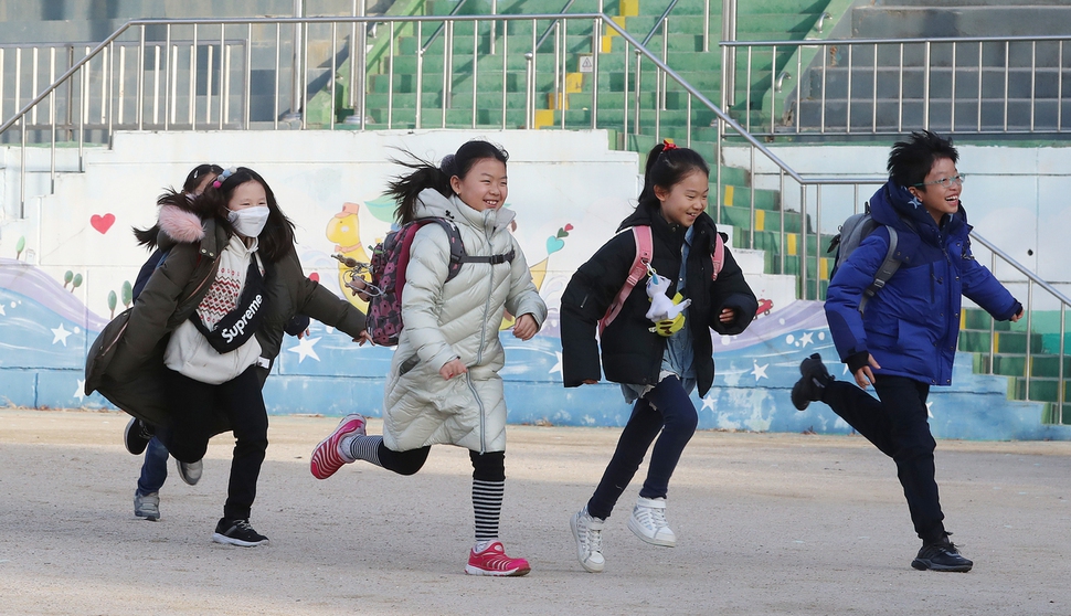 21일 오전 서울 마포구 서울성서초등학교에서 학생들이 운동장을 힘차게 달리며 하교 준비를 하고 있다. 신소영 기자