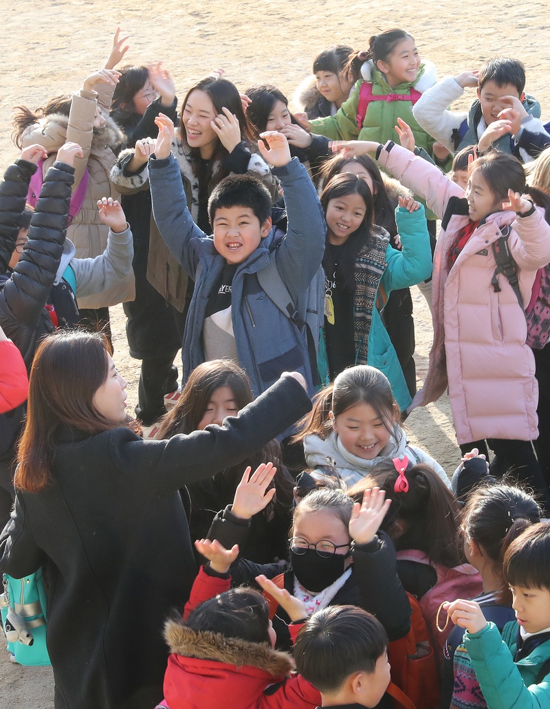 겨울방학이 시작된 21일 오전 서울 마포구 서울성서초등학교 운동장에서 학생들이 선생님과 함께 인사하고 있다. 신소영 기자