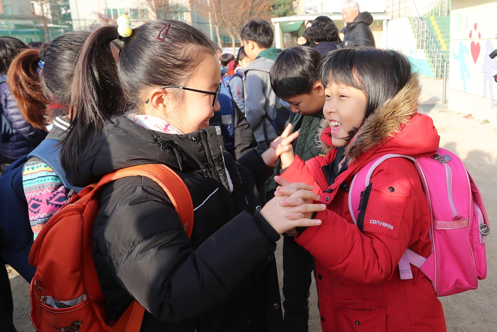 겨울방학이 시작된 21일 오전 서울 마포구 서울성서초등학교에서 친구들끼리 서로 인사하고 있다. 신소영 기자 viator@hani.co.kr