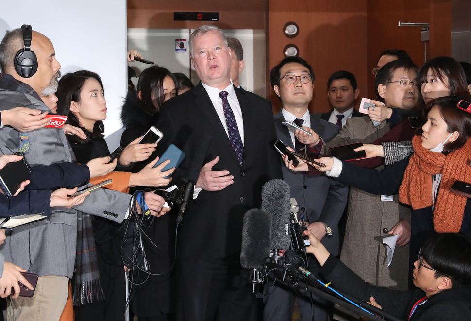 스티븐 비건 미 국무부 대북특별대표(왼쪽 셋째)와 이도훈 외교부 한반도평화교섭본부장(왼쪽 넷째)이 21일 낮 서울 종로구 외교부 청사에서 2차 한-미 워킹그룹 회의를 마치고 나와 기자들의 질문에 답하고 있다. 신소영 기자 viator@hani.co.kr