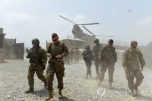 아프가니스탄 동부 낭가하르주 코그야니에서 지난 2015년 8월12일 다국적 연합군 소속 미군들 위로 북대서양조약기구(나토) 군 헬기가 기동하고 있다. AFP 연합뉴스