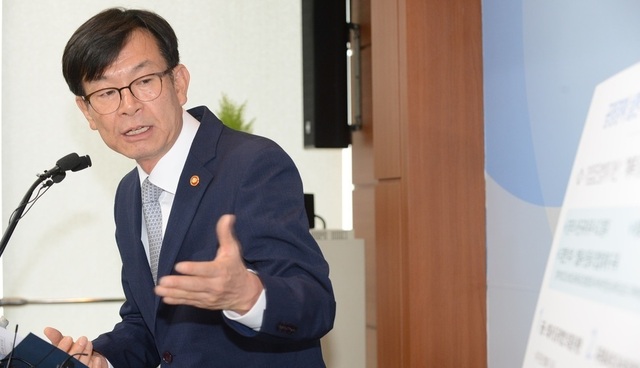 김상조 공정거래위원장이 지난 8월24일 정부세종청사에 공정거래법 전면 개편안을 설명하고 있다. 공정거래위원회 제공