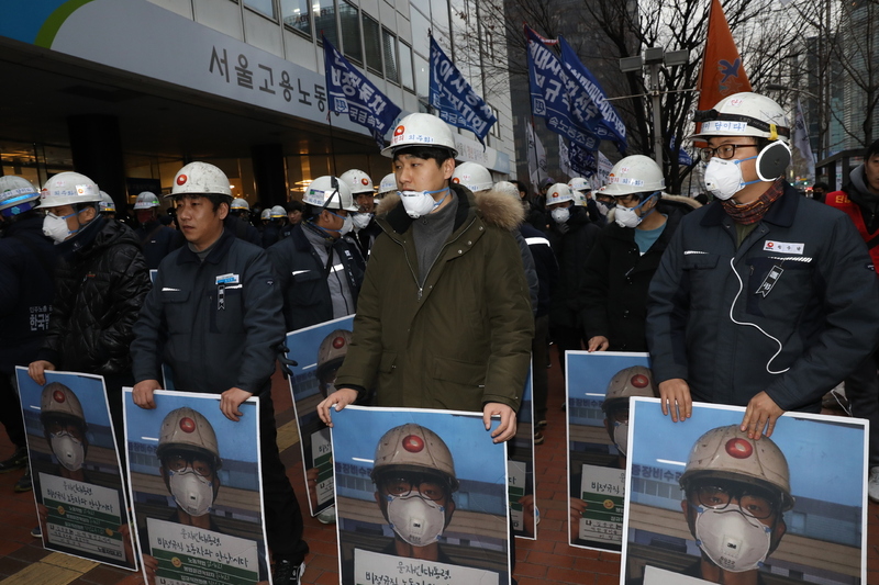 문재인 대통령과의 대화를 요구하는 비정규직 100인 대표단이 21일 오후 서울 중구 삼일대로 서울고용노동청 건물 앞에서 태안화력 고 김용균 비정규직 노동자 사망사고 진상규명 및 책임자 처벌을 촉구하며 청와대 앞으로 행진에 앞서 집회를 하고 있다. 김봉규 선임기자 bong9@hani.co.kr