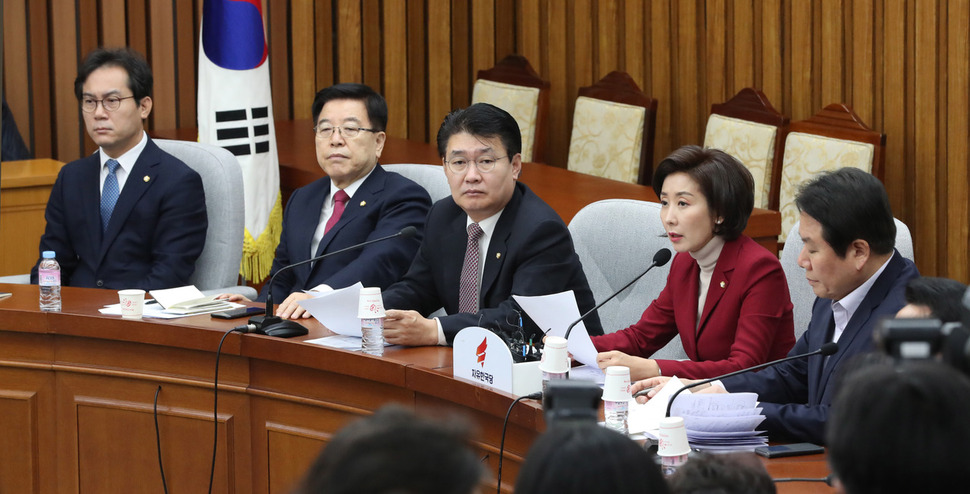 나경원 자유한국당 원내대표가 21일 오전 국회에서 열린 원내대책회의에서 발언을 하고 있다. 김경호 선임기자 jijae@hani.co.kr