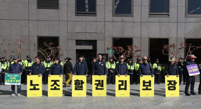 민주노총 조합원들이 지난 10월 서울 새문안로 에스타워 앞에서 ‘국제노동기구(ILO) 핵심협약 비준과 입법과제 연내처리 촉구 기자회견’을 하고 있다. 박종식 기자 anaki@hani.co.kr