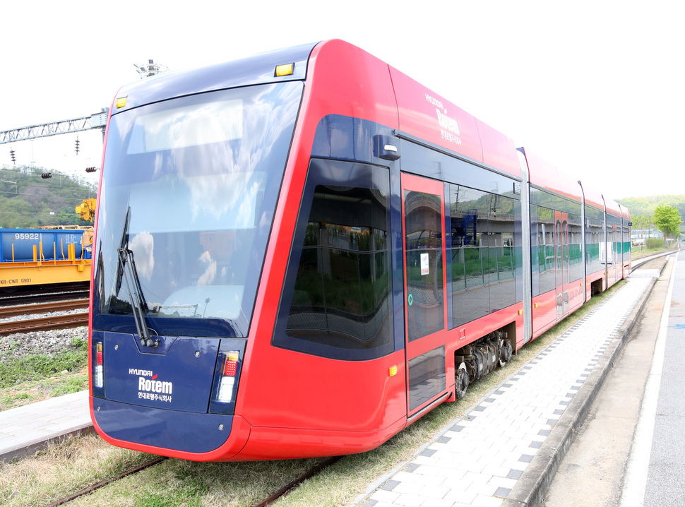 한국철도기술연구원이 개발해 시험 운행 중인 무가선 저상트램의 모습. 한국철도기술연구원 제공