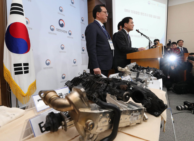 김경욱 국토교통부 교통물류실장과 박심수·류도정 민관합동조사단장이 24일 정부서울청사에서 베엠베(BMW) 화재원인 조사 결과를 발표하고 있다. 백소아 기자 thanks@hani.co.kr