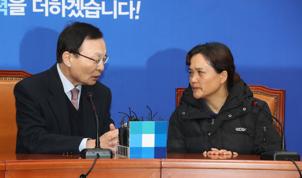 태안 화력발전소에서 일하다 숨진 비정규직 청년 노동자 고 김용균 씨의 어머니 김미숙씨가 24일 오전 국회로 더불어민주당 이해찬 대표를 찾아와 ‘위험의 외주화’를 방지하는 이른바 ‘김용균법’(산업안전보건법 전부개정안)처리를 호소하고 있다. 강창광 기자