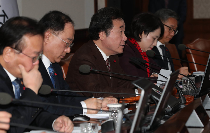이낙연 국무총리(오른쪽 셋째)가 24일 오전 서울 세종로 정부서울청사에서 열린 국무회의에서 발언하고 있다. 정부는 국무회의를 통해 최저임금 산정 시간에 주휴시간 등을 합산한 최저임금법 시행령 개정안을 논의했다. 백소아 기자 thanks@hani.co.kr
