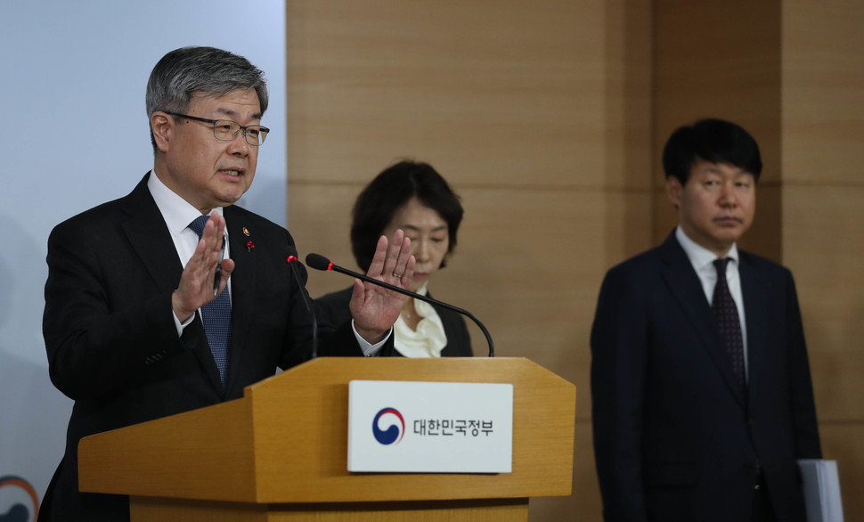이재갑 고용노동부 장관(왼쪽)이 24일 오전 정부서울청사에서 최저입금법 시행령(안) 개정을 발표하고 있다. 백소아 기자 thanks@hani.co.kr