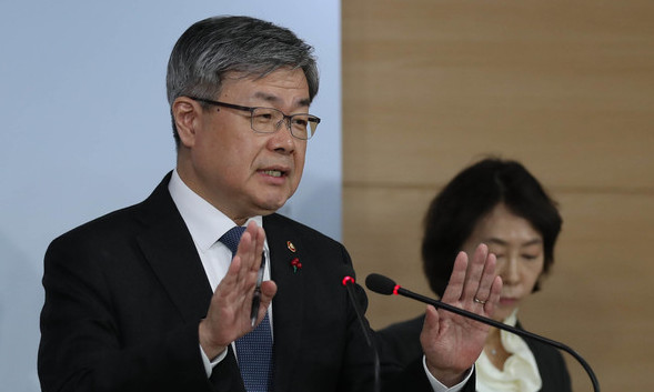 정부 “최저임금 산정 때 약정휴일은 제외…수정안 마련키로”