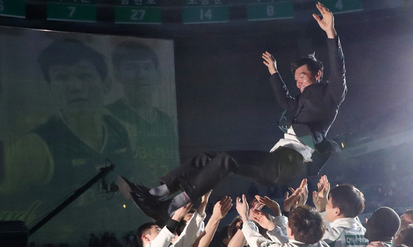 김주성 은퇴식…디비 ‘연장 축포’