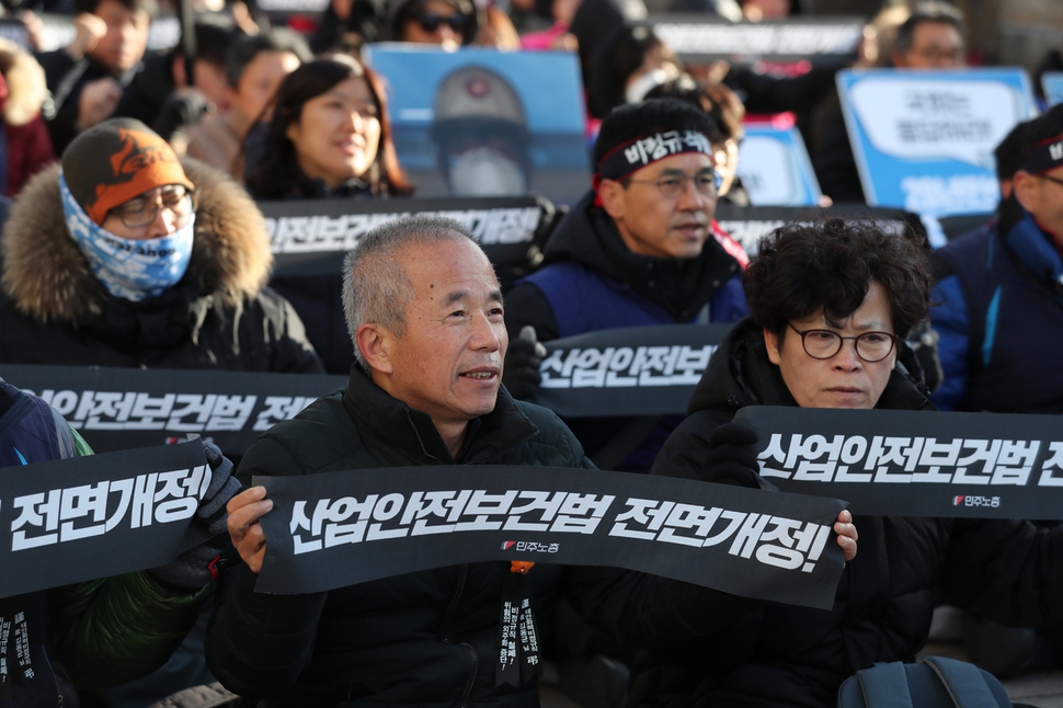 고 황유미씨의 아버지이자 ‘반도체 노동자의 건강과 인권지킴이 반올림' 대표인 황상기씨(앞줄 왼쪽)가 26일 오후 국회 앞에서 전국민주노동조합총연맹이 연 산업안전보건법 개정·중대재해기업처벌법 제정 촉구 결의대회에서 `죽음의 외주화 즉각 중단하라!'는 구호를 외치고 있다. 백소아 기자