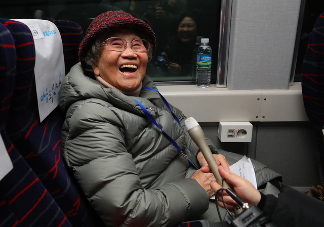 남북 동서해선 철도, 도로 연결 및 현대화 착공식에 참석하는 이산가족 김금옥 할머니가 26일 오전 서울 용산구 서울역에서 출발, 판문역에 도착하는 열차 안에서 환하게 웃고 있다. 사진공동취재단