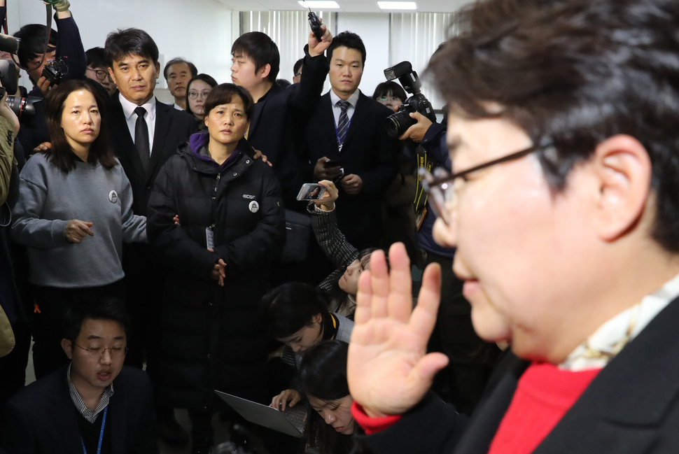 한국서부발전 태안화력발전소에서 산업재해로 최근 숨진 하청업체 비정규직 김용균씨의 어머니 김미숙씨가 26일 국회 환경노동위원회 소위원회 앞에서 자유한국당 임이자 소위 위원장의 회의 내용 설명을 듣고 있다. 강창광 기자 chang@hani.co.kr