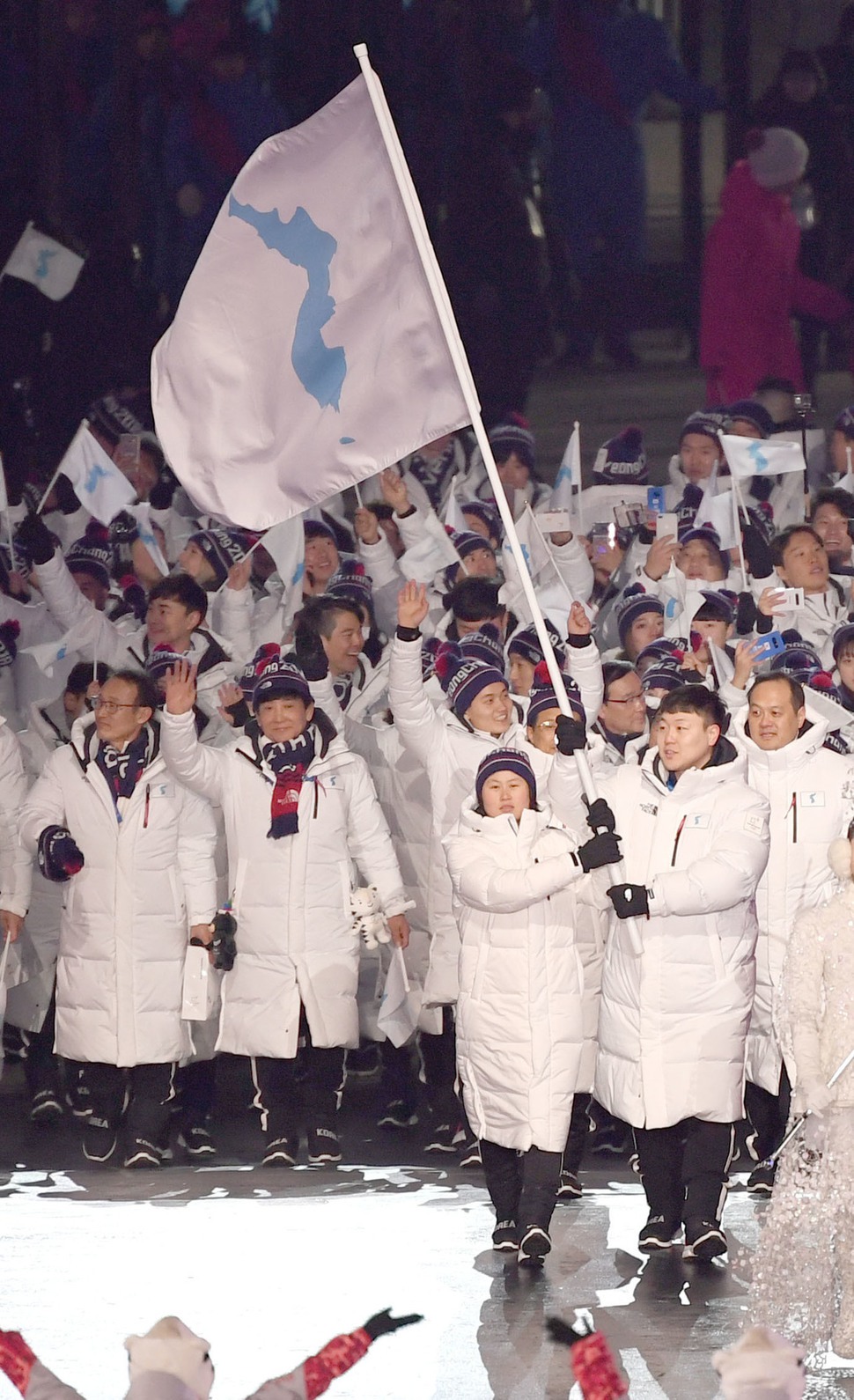 2월9일 강원도 평창올림픽스타디움에서 열린 개회식에서 남북단일팀이 입장하고 있다.  공동취재사진