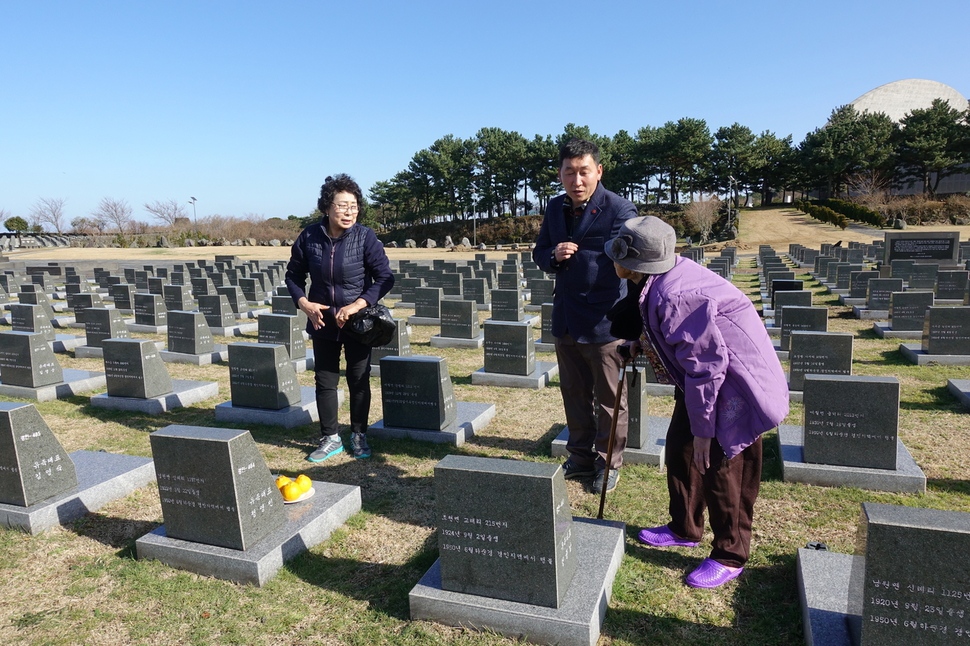 이임규 할머니가 손자 양시영 제주4·3유족회 사무국장과 딸 정영순씨와 이야기 하고 있다.