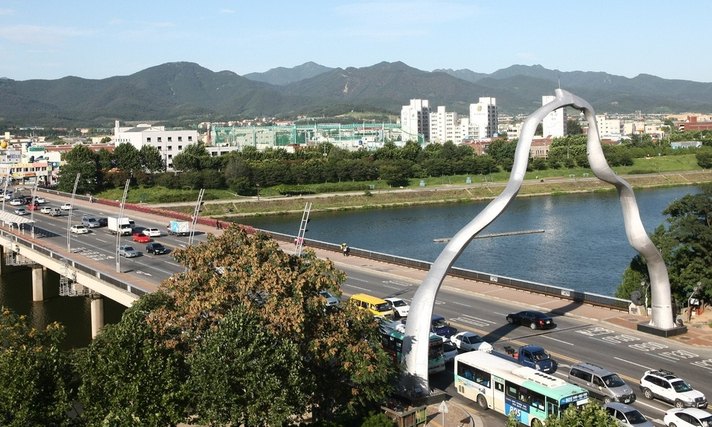 “제발 뛰어내리지 마세요”…아양교 난간에 손 짚으면 경고방송