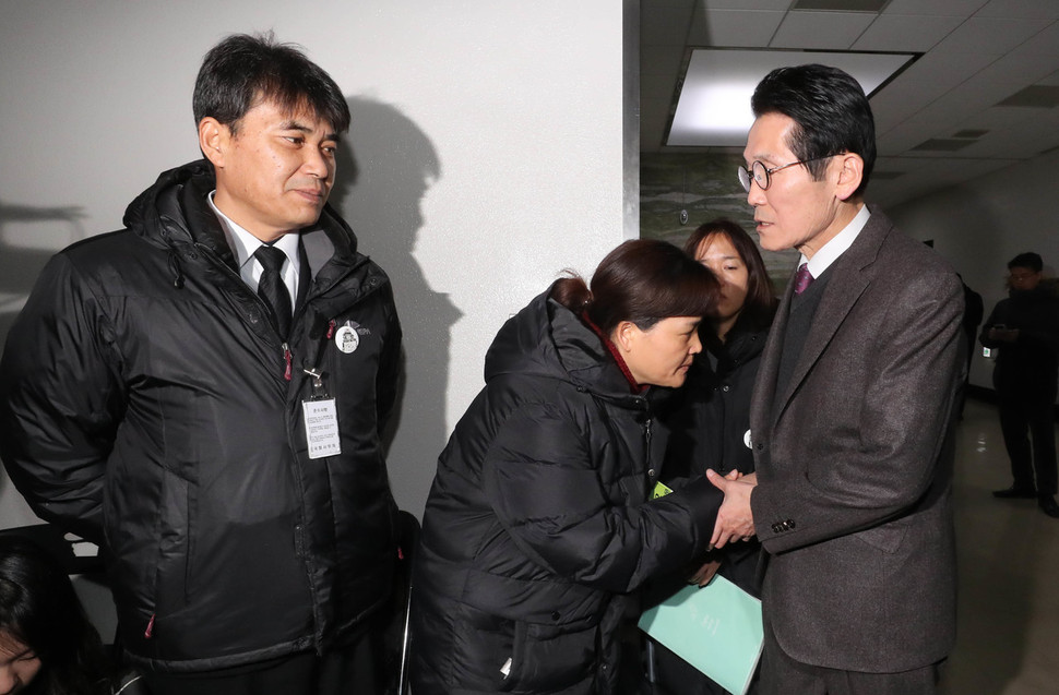 국회 환경노동위원회 고용노동소위 회의가 산업안전보건법을 둘러싼 각 당의 이견으로 27일 오전 열리지 못하자 고 김용균씨 어머니 김미숙씨(왼쪽 둘째)가 안타까워하며 윤소하 정의당 원내대표의 손을 붙잡고 있다. 신소영 기자