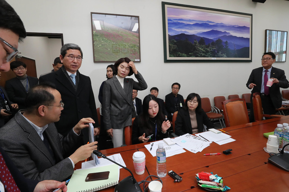 국회 환경노동위원회 고용노동소위 회의가 산업안전보건법을 둘러싼 각 당의 이견으로 27일 오전 열리지 못하고 있다. 김학용 환노위원장이 회의 시작을 기다리던 참석자들에게 오전 회의가 없다고 알리고 있다. 신소영 기자