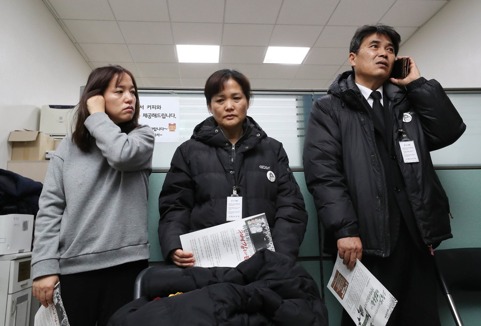 국회 환경노동위원회 고용노동소위 회의가 산업안전보건법을 둘러싼 각 당의 이견으로 27일 오전 열리지 못하자 고 김용균씨 어머니 김미숙씨(가운데)가 안타까워하며 기다리고 있다. 신소영 기자 viator@hani.co.kr