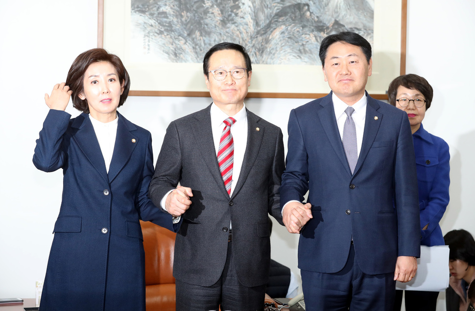 여야 3당 원내대표들이 국회 운영위 소집 등에 합의하고 손을 맞잡았다. 강창광 기자